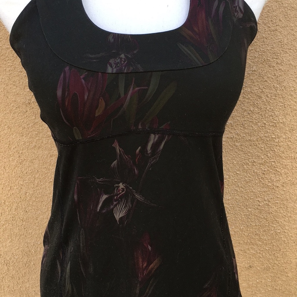 Lululemon 🍋 size6 black floral long razorback top